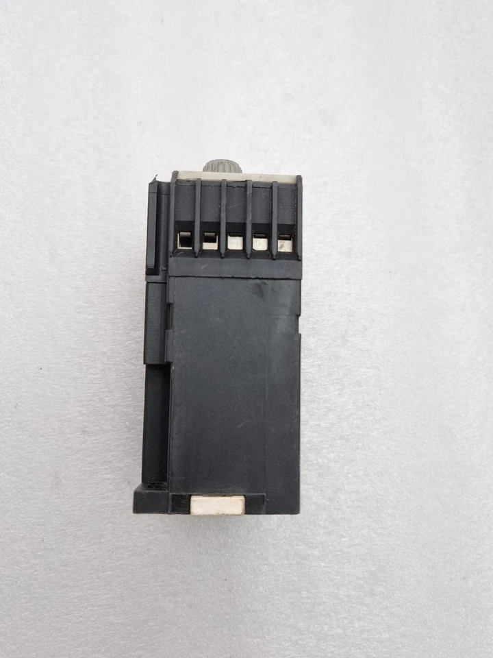 Siemens 7PU2240-3BG32-0Z ON DELAY ELECTRONIC TIMER 110V AC/DC SUPPLY 0.6-6Min